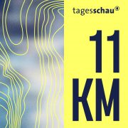 11KM - der tagesschau-Podcast Logo: Zu sehen sind gelbe Linien, die an topographische Höhenlinien erinnern. Daneben ist 