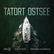 Tatort Ostsee Podcast-Logo: Die weiße Segelyacht Andromeda aus der Vogelperspektive auf der Ostsee. Darüber ist 